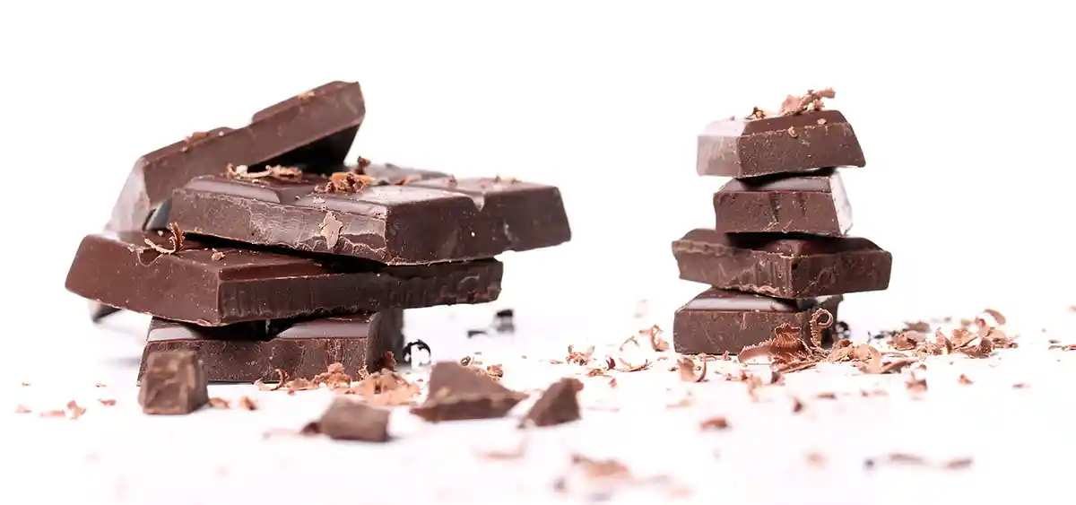Stosując diete 1500 kcal można pozwolić sobie na drobne przyjemności, jak kilka kostek gorzkiej czekolady.