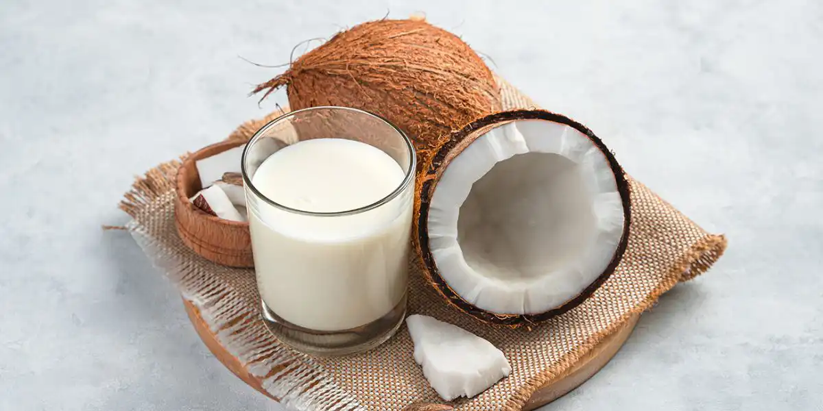 Mleczko kokosowe ma mało węglowodanów, dlatego jest polecane na diecie bez węglowodanów.