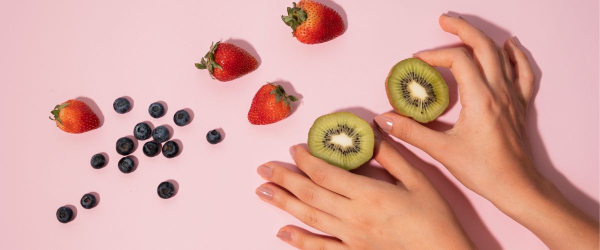 owoce i dłonie - dieta na paznokcie