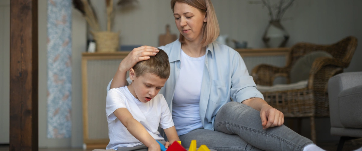 matka bawi się z dzieckiem chorym na autyzm