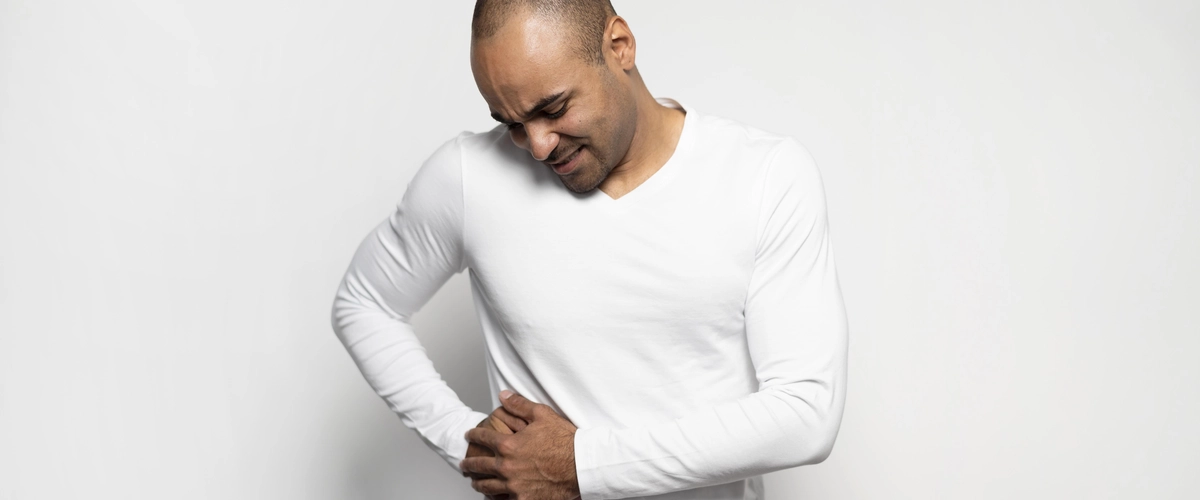 Mężczyzna trzyma się w okolicy prawego podżebrza
