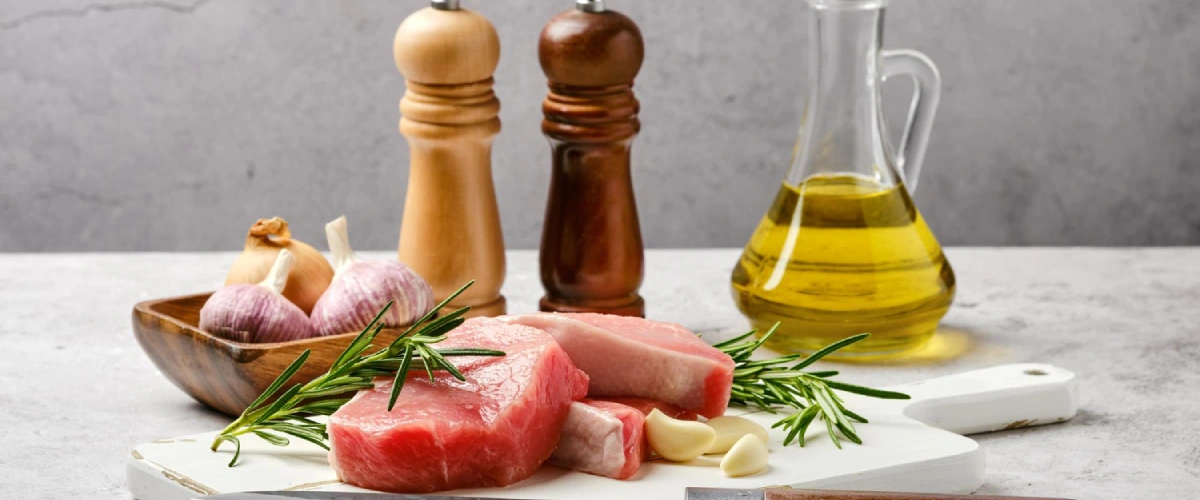 Składniki do diety wysokotłuszczowej: mięso i olej
