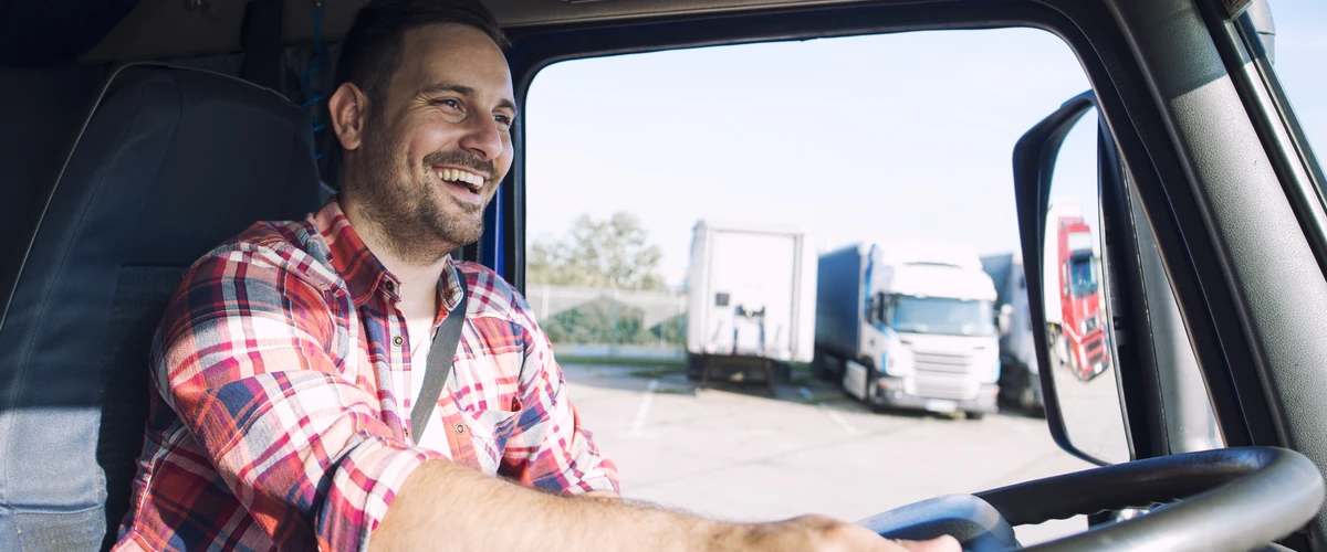 uśmiechnięty kierowca cięzarówki