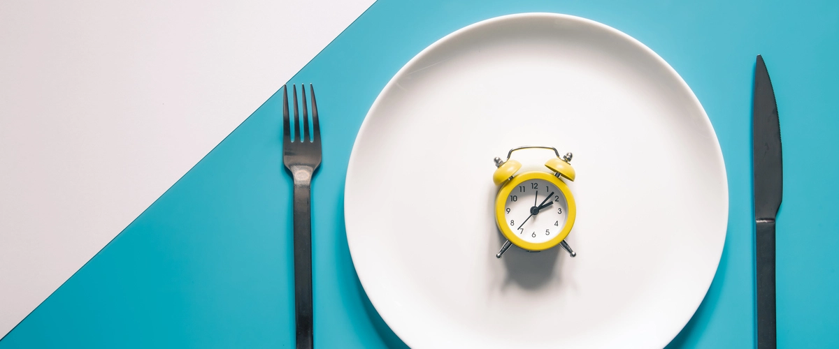 Budzik na talerzu, symbolizujący zasady diety 5:2