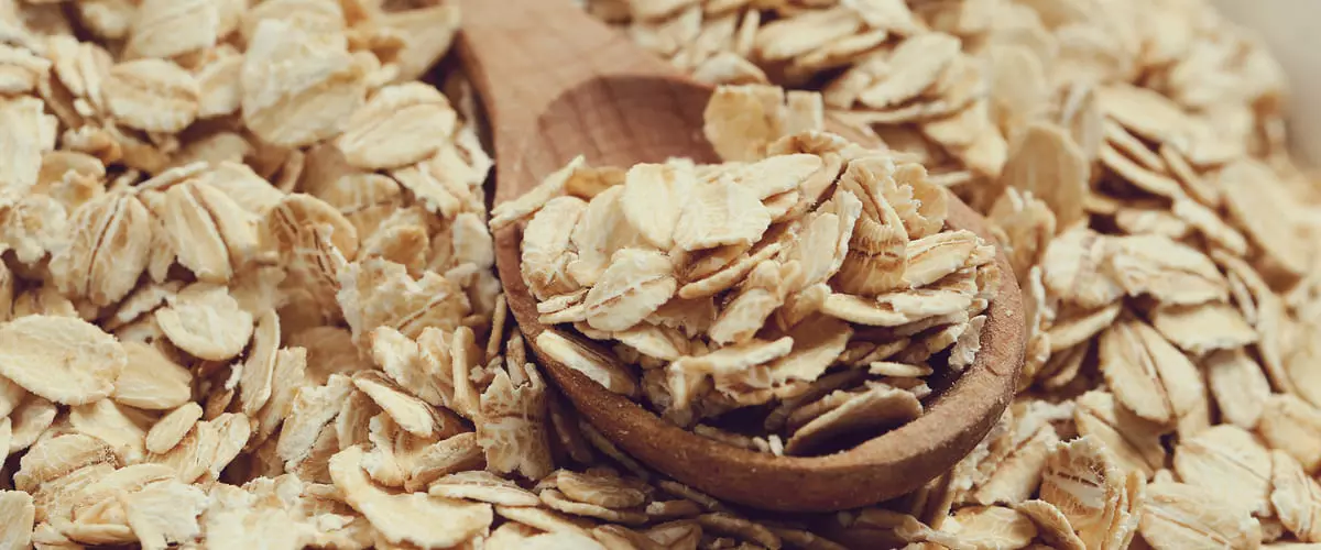 miska płatków owsianych (dieta bogata w błonnik)