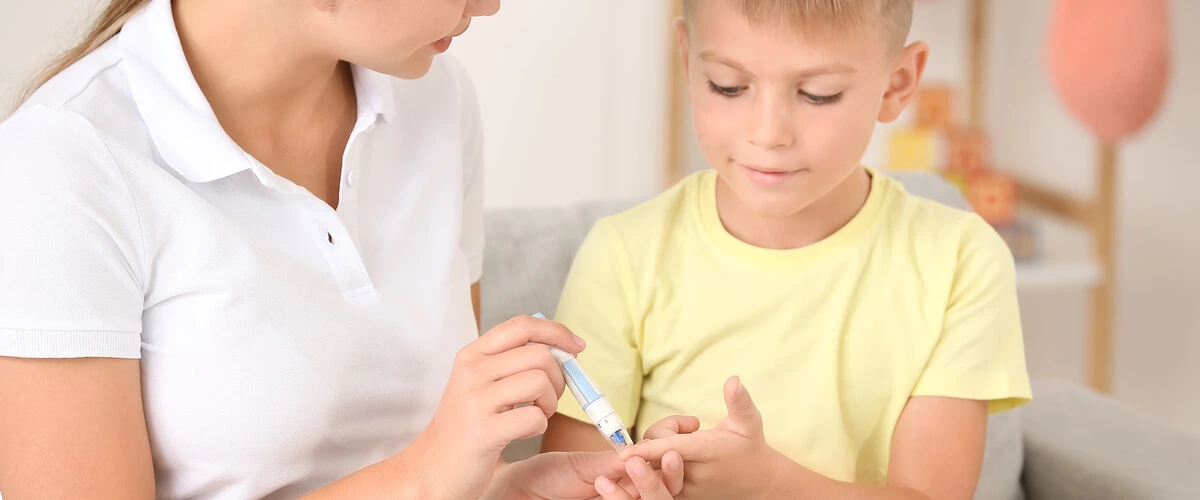 Mama bada poziom cukru u dziecka