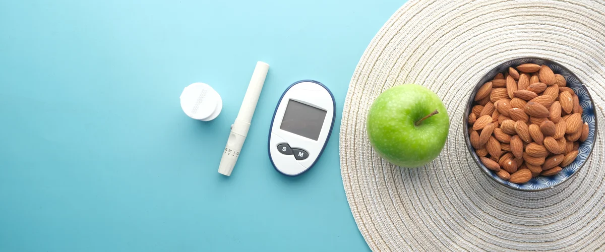 Migdały, zielone jabłko i glukometr