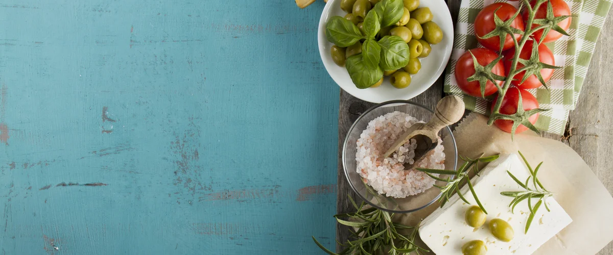 oliwki, pomidory na stole