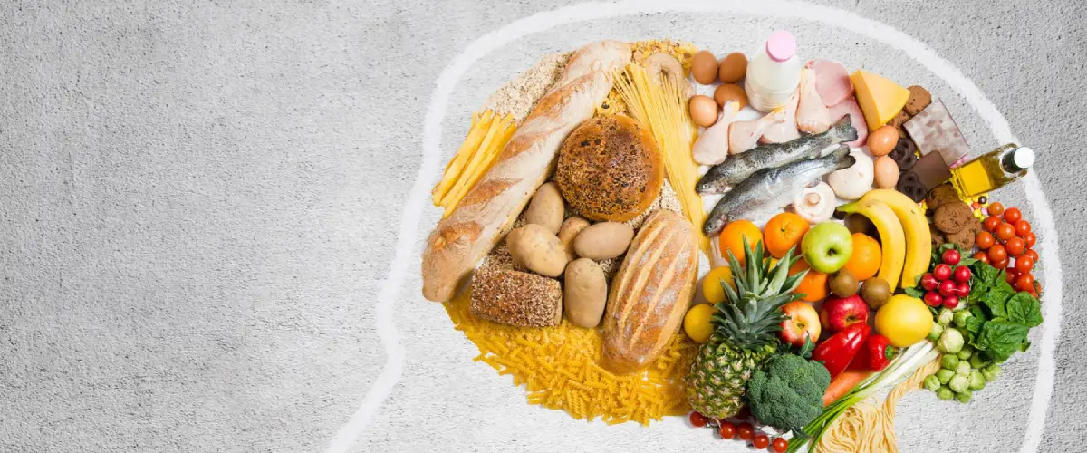 Jedzenie ułożone w kształt mózgu na rysunku głowy człowieka