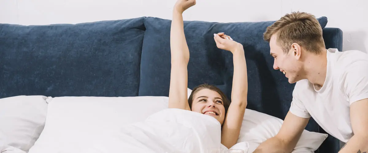zadowolona para w łóżku