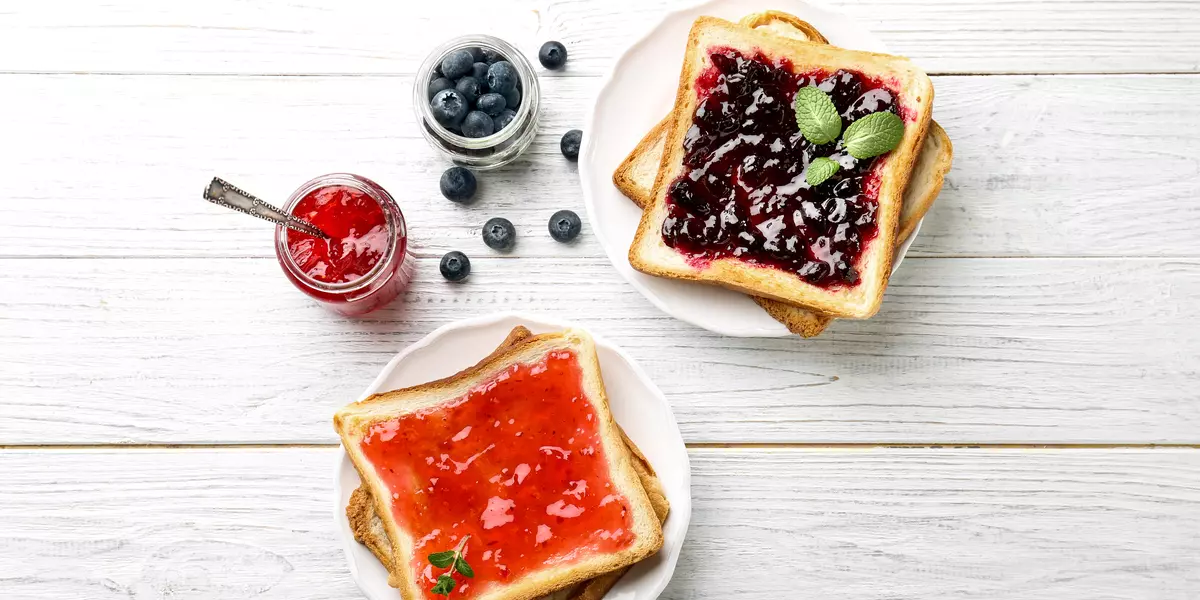 tosty z dżemem i borówkami