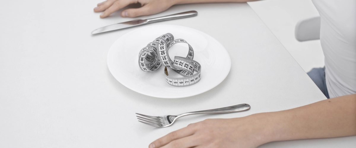 Talerz z miarką zamiast jedzenia, symbolizujący głodówkę