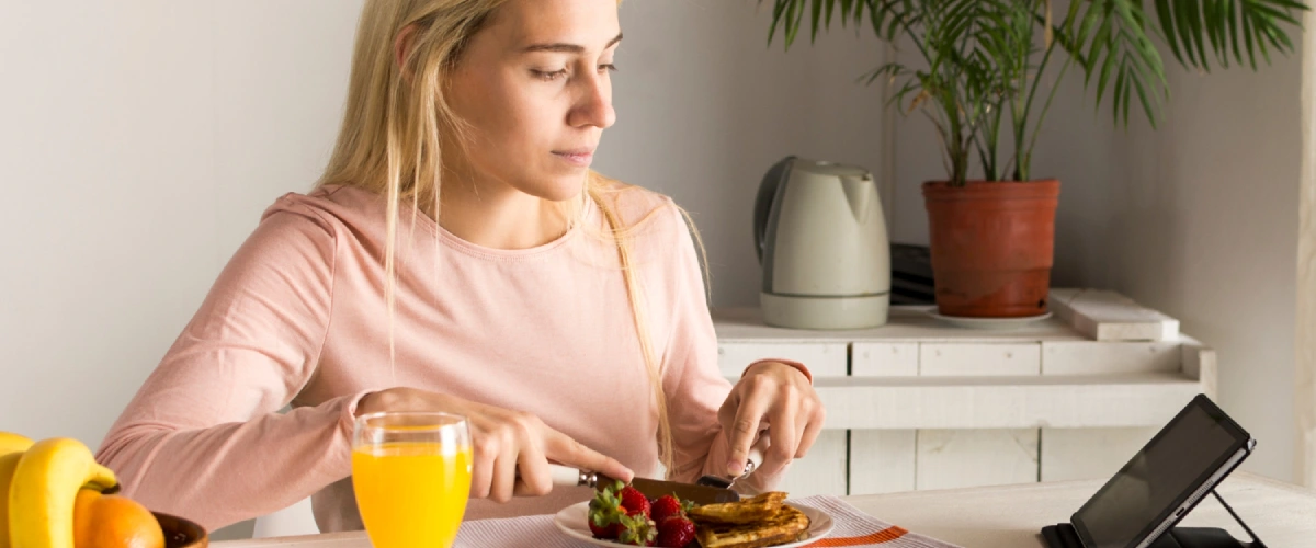 Kobieta jedząca gofry (dieta wysokokaloryczna)