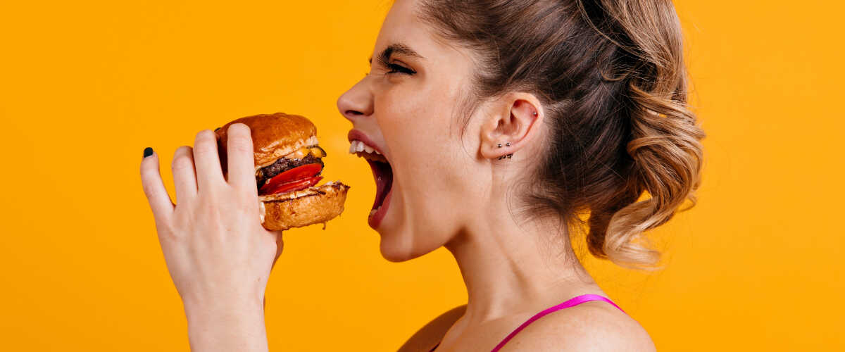 kobieta z burgerem - co to jest metabolizm 