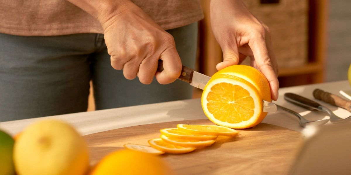 Mężczyzna kroi cytryny w kuchni