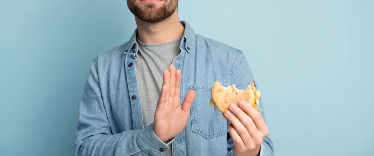 Mężczyzna odmawia pieczywa