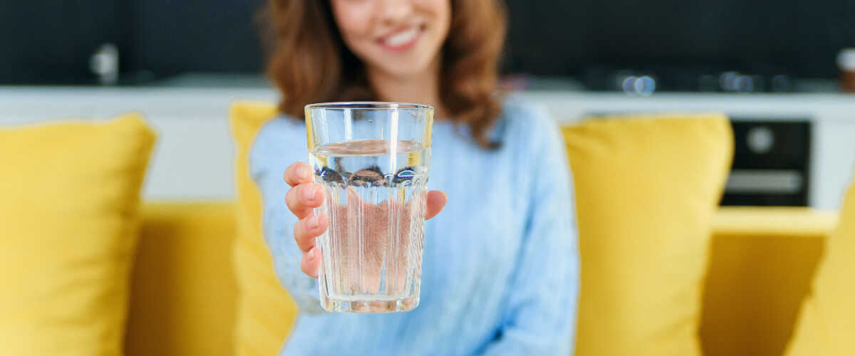 kobieta i szklanka wody - nawodnienie organizmu 
