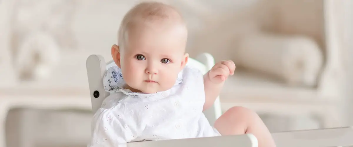 niemowlak siedzący na krześle