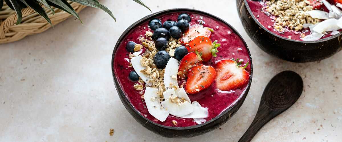 smoothie bowl z truskawkami, borówkami, kokosem i granolą przepisy na smoothie