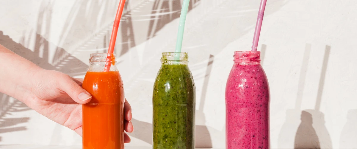 Trzy butelki świeżych soków