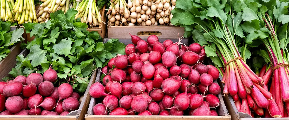 wiosenna sałatka z truskawkami i szparagami