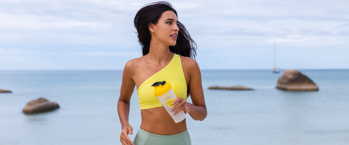 wysportowana kobieta nad morzem