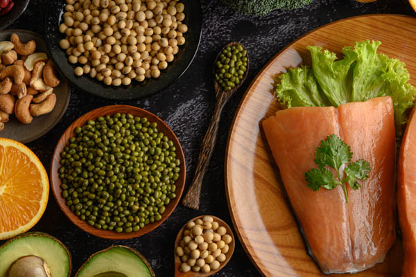 ryba, strączki i orzechy - źródła białka w diecie 