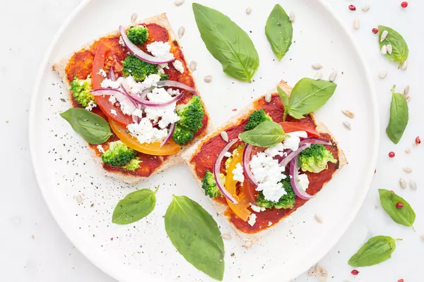 Pizza na razowym spodzie z pomidorem, brokułem, cebulą, serem greckim i bazylią (posiłek z cateringu wygodnej diety, dla diabetyka)