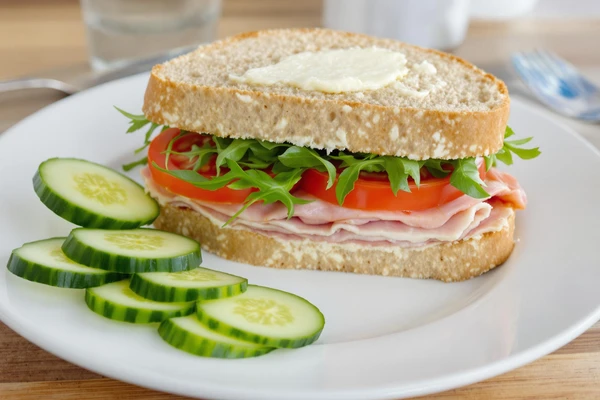 Kanapka z wędliną pomidorem i ogórkiem