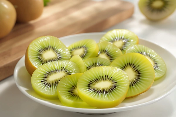 Kiwi pokrojone na talerzu