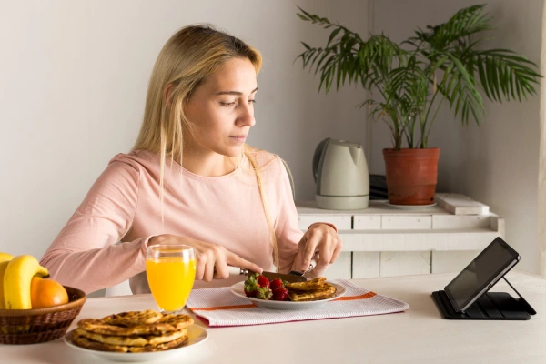 Kobieta jedząca gofry (dieta wysokokaloryczna)