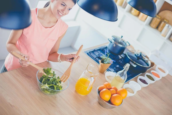 Kobieta przygotowuje posiłek w kuchni