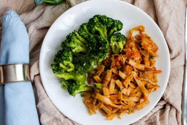 przepis na makaron ryżowy z indykiem