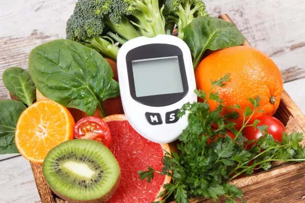 Miernik glukozy ułożony na warzywach i owocach