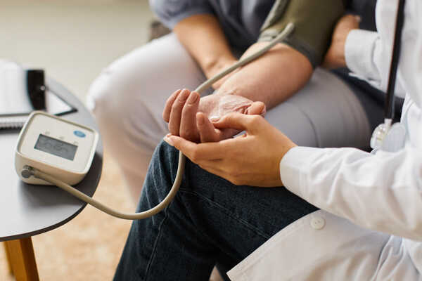 lekarz mierzący ciśnienie - dieta na nadciśnienie