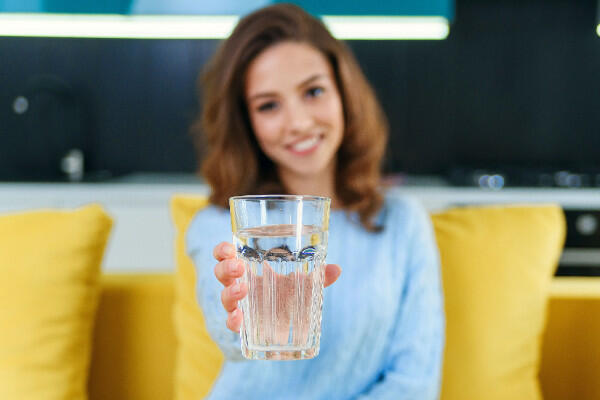 szklanka z wodą - ile pić wody dziennie 