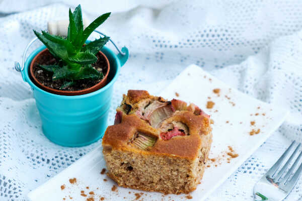 piernik z rabarbarem przepis