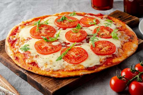 pizza z pomidorem - przepis na pizzę na spodzie z ciecierzycy