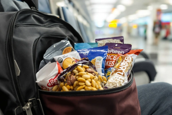 Przekąski w plecaku na lotnisku
