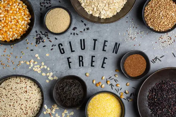 Różne produkty bez glutenu na szarym tle