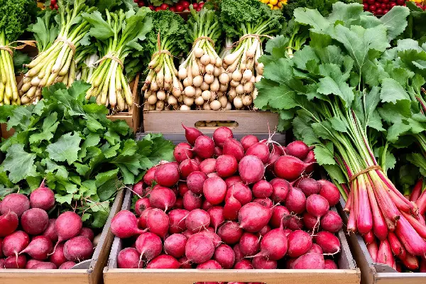 sałatka z truskawami i szparagami