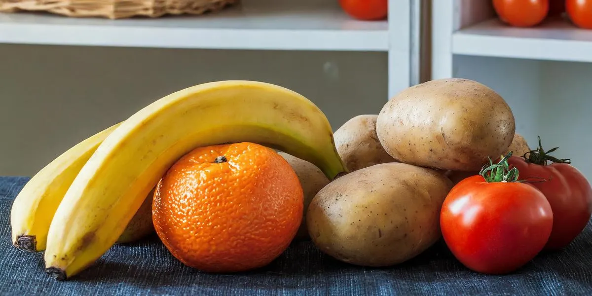 owoce i warzywa bogate w potas (banan,pomarańcza,ziemniak,pomidor)