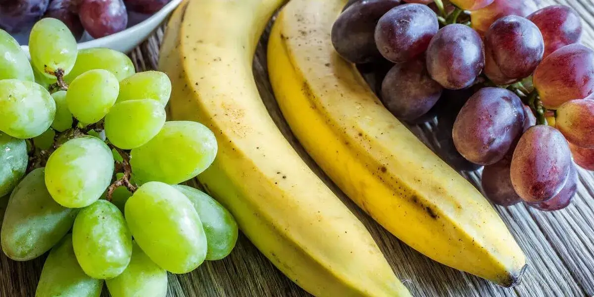 owoce o wysokiej zawartości węglowodanów (winogrona, banany)