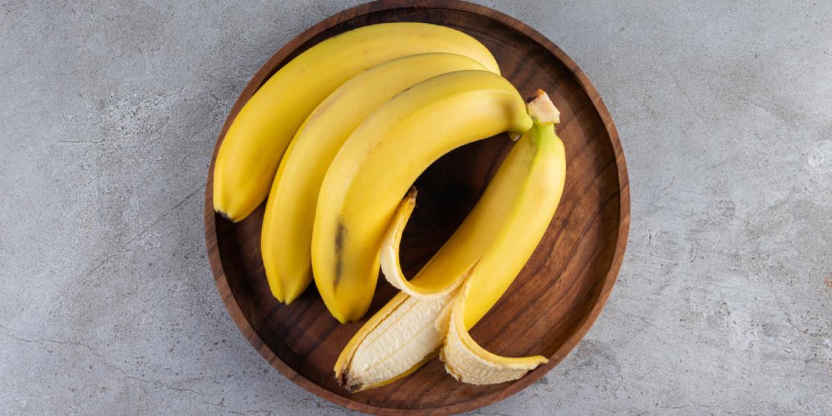 Banany na drewnianej misce