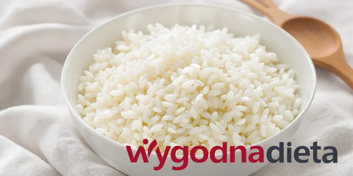 biały ugotowany ryż w misce