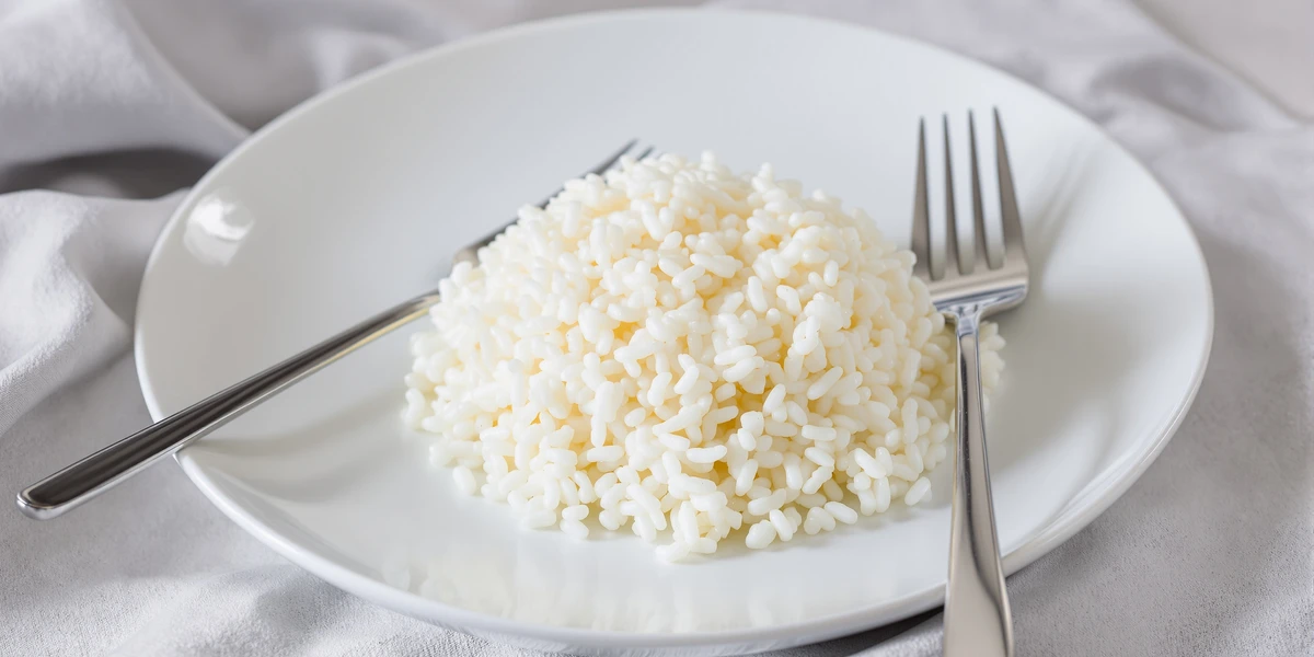 Biały ryż na białym talerzu