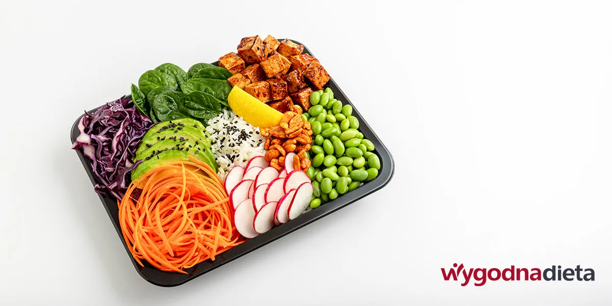 zdrowy bowl z warzywami, ryżem i tofu