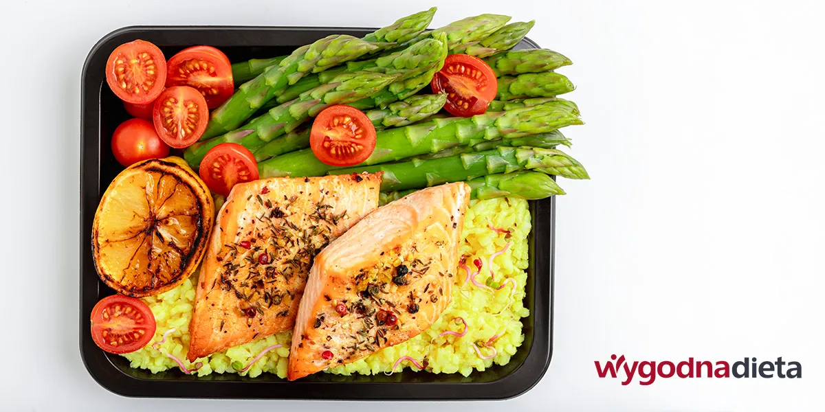 pudełko z daniem z łososia, kaszy jaglanej i szparagów