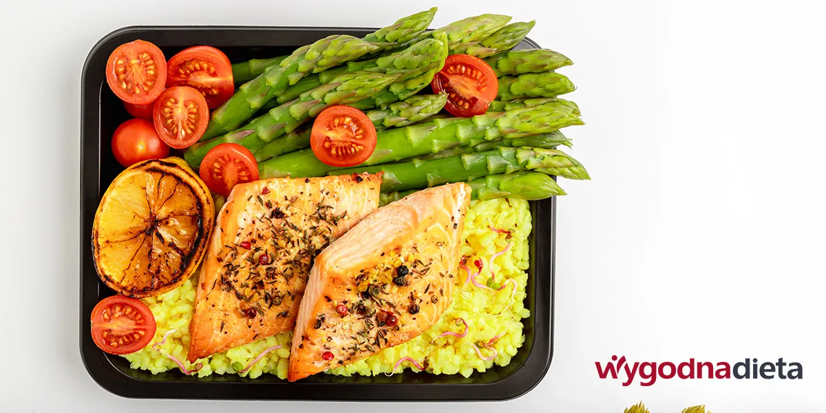 łosoś z zielonymi szparagami, pomidorkami koktajlowymi i kaszą jaglaną