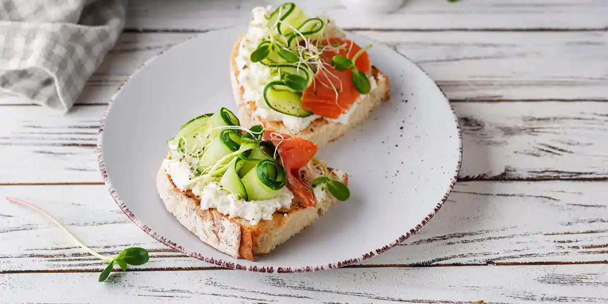 Na diecie 1000 kcal można jeść pieczywo. Kanapki można przygotować z chudym twarożkiem i warzywami.